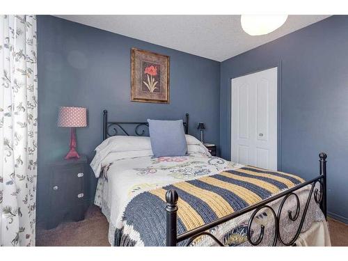 429 6Th Avenue, Elnora, AB - Indoor Photo Showing Bedroom