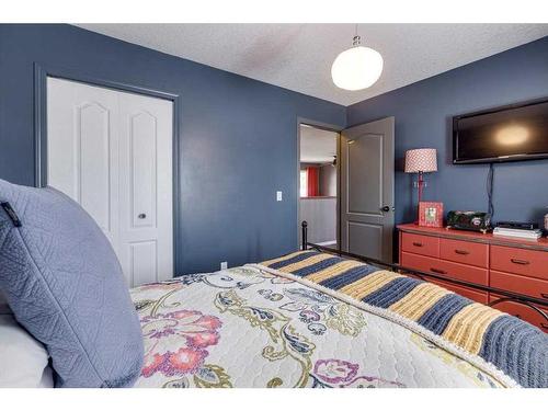 429 6Th Avenue, Elnora, AB - Indoor Photo Showing Bedroom