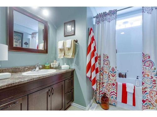 429 6Th Avenue, Elnora, AB - Indoor Photo Showing Bathroom