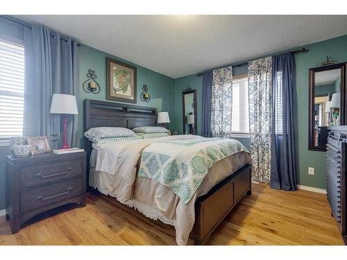 429 6Th Avenue, Elnora, AB - Indoor Photo Showing Bedroom