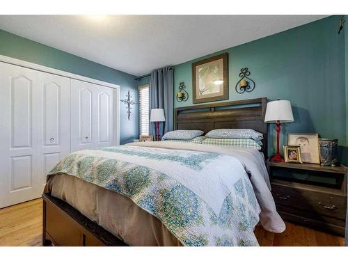 429 6Th Avenue, Elnora, AB - Indoor Photo Showing Bedroom