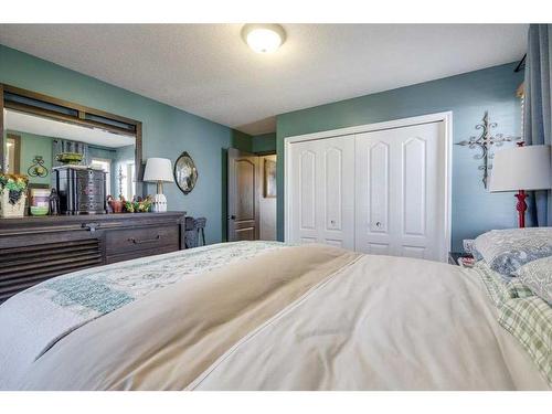 429 6Th Avenue, Elnora, AB - Indoor Photo Showing Bedroom