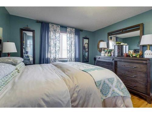 429 6Th Avenue, Elnora, AB - Indoor Photo Showing Bedroom