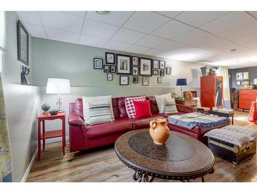 429 6Th Avenue, Elnora, AB - Indoor Photo Showing Living Room