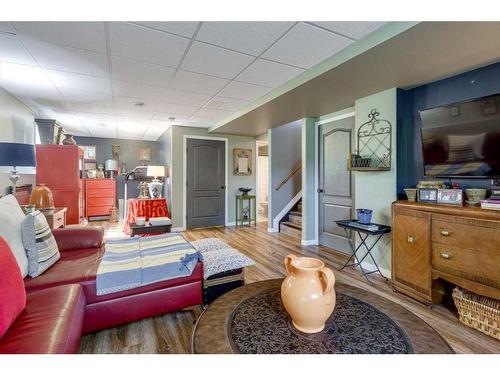 429 6Th Avenue, Elnora, AB - Indoor Photo Showing Living Room