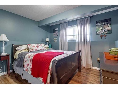 429 6Th Avenue, Elnora, AB - Indoor Photo Showing Bedroom