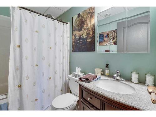 429 6Th Avenue, Elnora, AB - Indoor Photo Showing Bathroom