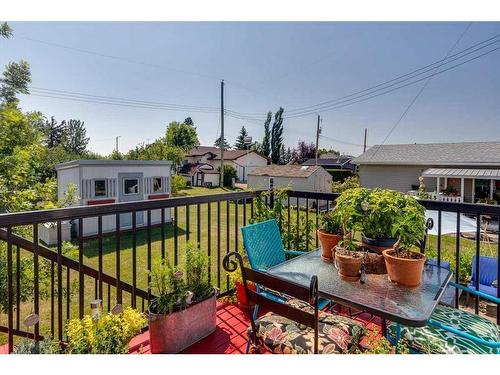 429 6Th Avenue, Elnora, AB - Outdoor With Deck Patio Veranda