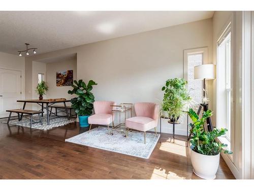 1203 18 Avenue Nw, Calgary, AB - Indoor Photo Showing Living Room