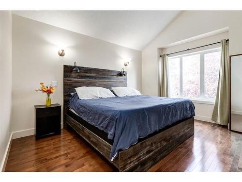 1203 18 Avenue Nw, Calgary, AB - Indoor Photo Showing Bedroom