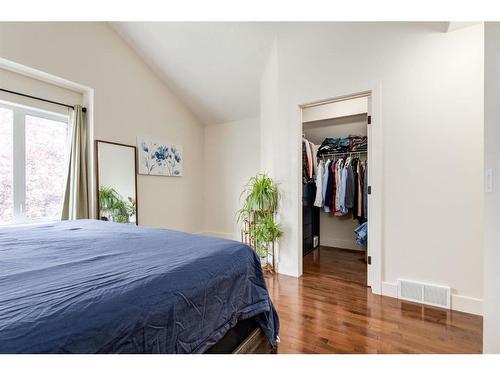 1203 18 Avenue Nw, Calgary, AB - Indoor Photo Showing Bedroom