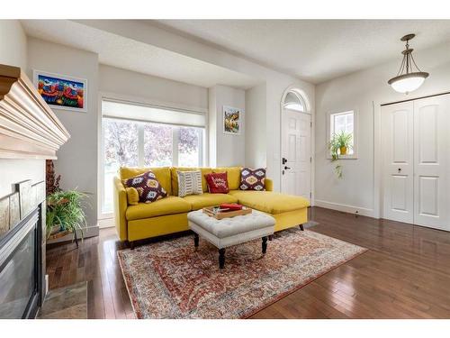 1203 18 Avenue Nw, Calgary, AB - Indoor Photo Showing Living Room