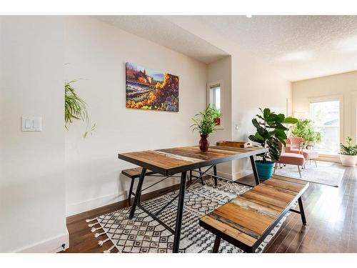 1203 18 Avenue Nw, Calgary, AB - Indoor Photo Showing Living Room