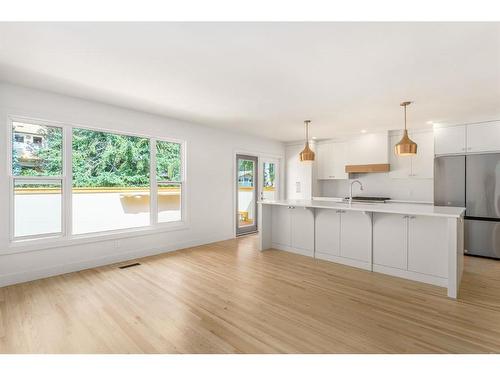 4711 29 Avenue Sw, Calgary, AB - Indoor Photo Showing Kitchen