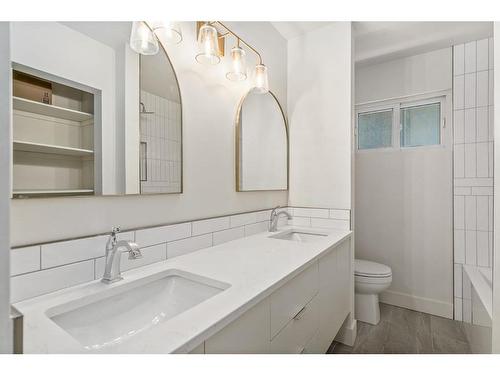 4711 29 Avenue Sw, Calgary, AB - Indoor Photo Showing Bathroom