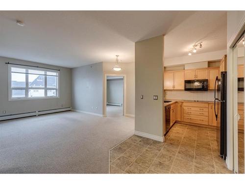 525-26 Val Gardena View Sw, Calgary, AB - Indoor Photo Showing Kitchen