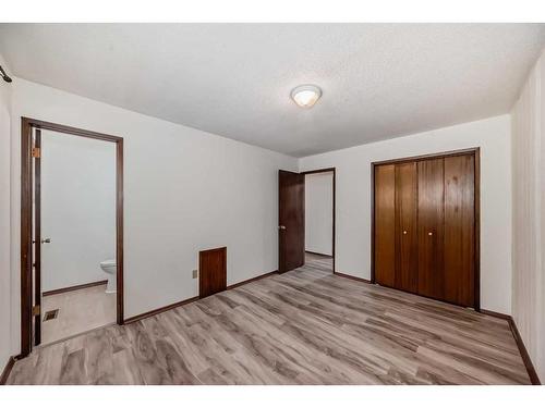 5112 Dalham Crescent Nw, Calgary, AB - Indoor Photo Showing Other Room