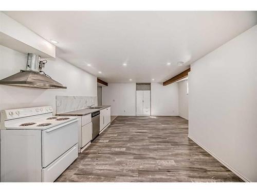 5112 Dalham Crescent Nw, Calgary, AB - Indoor Photo Showing Kitchen