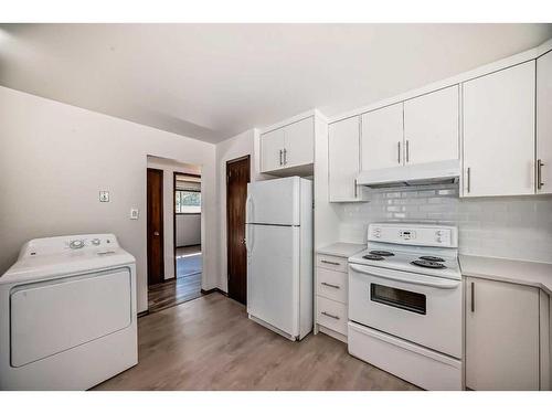 5112 Dalham Crescent Nw, Calgary, AB - Indoor Photo Showing Kitchen