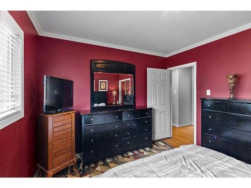 173 Waterloo Drive Sw, Calgary, AB - Indoor Photo Showing Bedroom