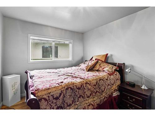 173 Waterloo Drive Sw, Calgary, AB - Indoor Photo Showing Bedroom