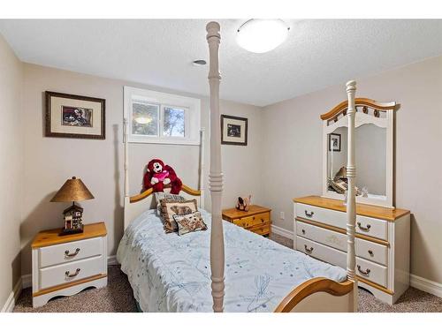 173 Waterloo Drive Sw, Calgary, AB - Indoor Photo Showing Bedroom