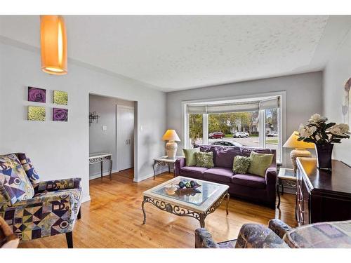 173 Waterloo Drive Sw, Calgary, AB - Indoor Photo Showing Living Room