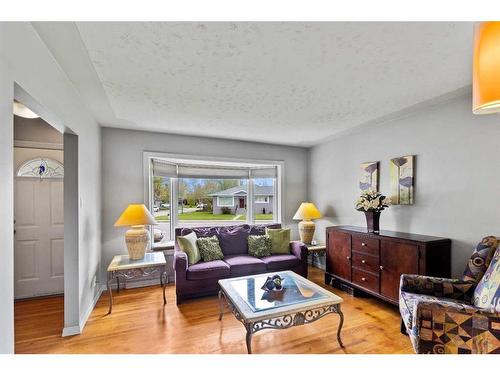 173 Waterloo Drive Sw, Calgary, AB - Indoor Photo Showing Living Room