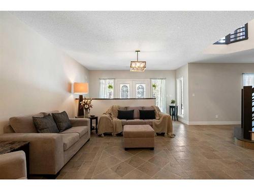 333 Wild Rose Close, Rural Rocky View County, AB - Indoor Photo Showing Living Room