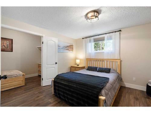 333 Wild Rose Close, Rural Rocky View County, AB - Indoor Photo Showing Bedroom