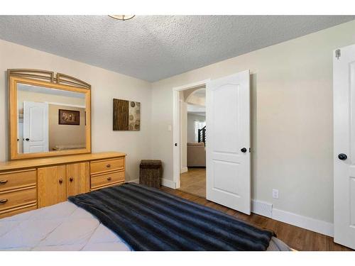 333 Wild Rose Close, Rural Rocky View County, AB - Indoor Photo Showing Bedroom