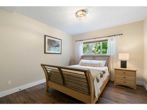 333 Wild Rose Close, Rural Rocky View County, AB - Indoor Photo Showing Bedroom