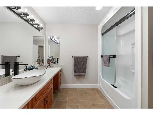 333 Wild Rose Close, Rural Rocky View County, AB - Indoor Photo Showing Bathroom