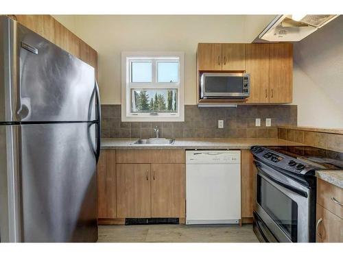 304-201 Muskrat Street, Banff, AB - Indoor Photo Showing Kitchen