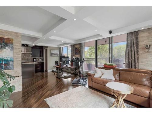 2C-133 25 Avenue Sw, Calgary, AB - Indoor Photo Showing Living Room