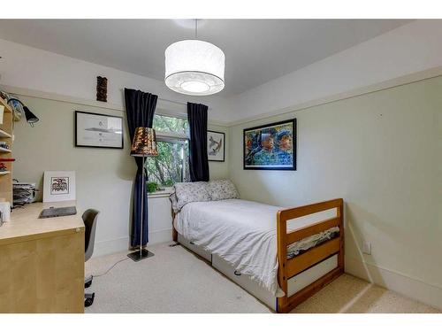 507 Brunswick Avenue Sw, Calgary, AB - Indoor Photo Showing Bedroom