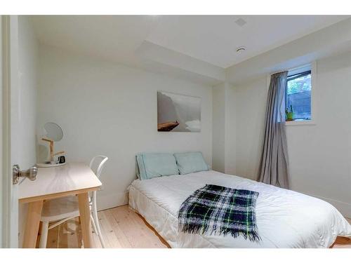 507 Brunswick Avenue Sw, Calgary, AB - Indoor Photo Showing Bedroom