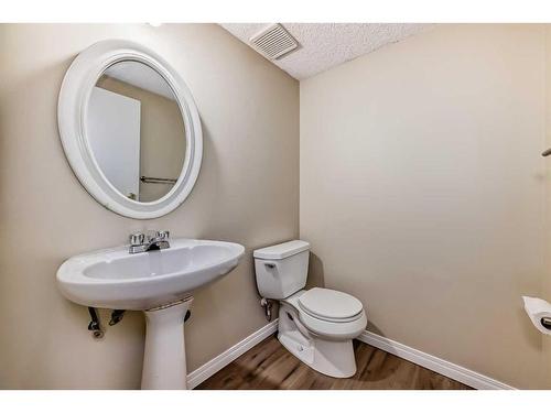 34 Martinbrook Road Ne, Calgary, AB - Indoor Photo Showing Bathroom