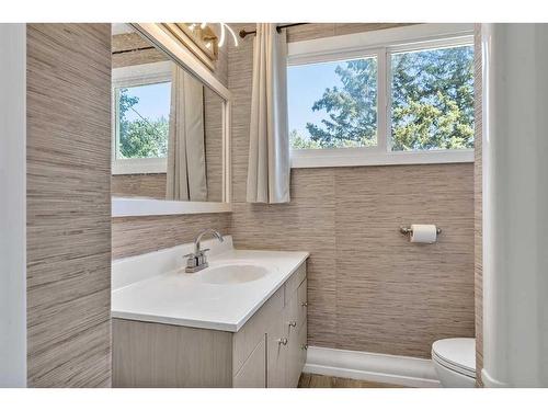 76 Huntmeadow Road Ne, Calgary, AB - Indoor Photo Showing Bathroom