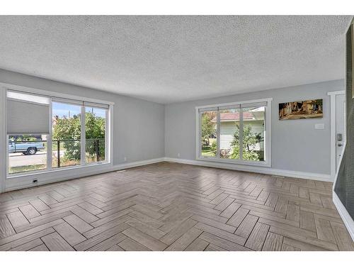 76 Huntmeadow Road Ne, Calgary, AB - Indoor Photo Showing Living Room