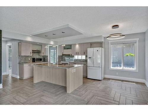 76 Huntmeadow Road Ne, Calgary, AB - Indoor Photo Showing Kitchen