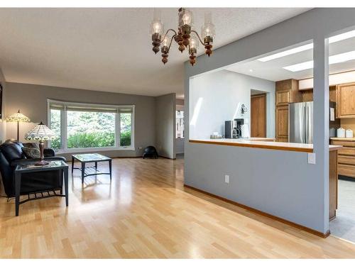 56 Glenwood Place, Cochrane, AB - Indoor Photo Showing Living Room