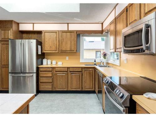 56 Glenwood Place, Cochrane, AB - Indoor Photo Showing Kitchen