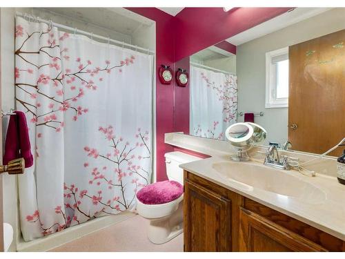 56 Glenwood Place, Cochrane, AB - Indoor Photo Showing Bathroom