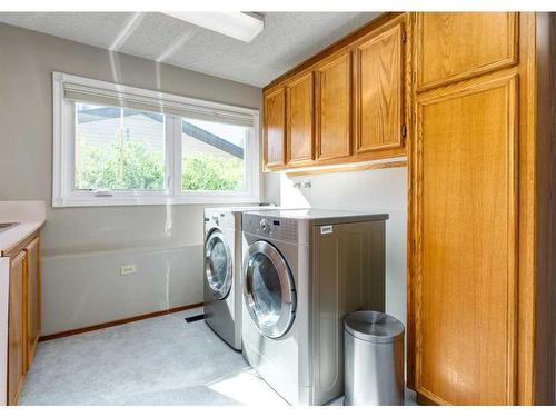 56 Glenwood Place, Cochrane, AB - Indoor Photo Showing Laundry Room