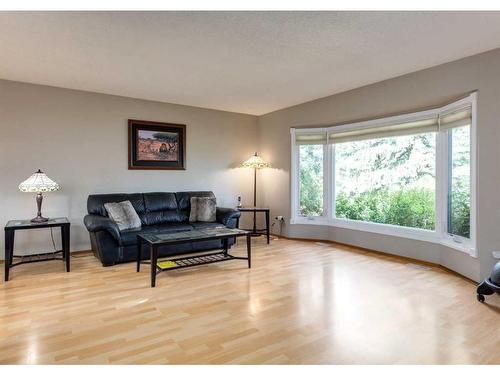 56 Glenwood Place, Cochrane, AB - Indoor Photo Showing Living Room