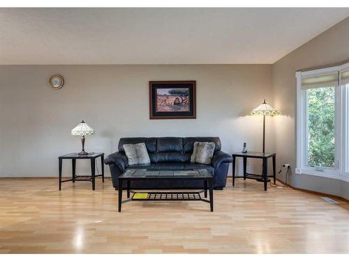 56 Glenwood Place, Cochrane, AB - Indoor Photo Showing Living Room