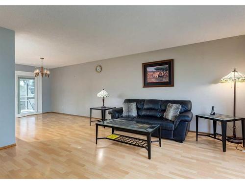 56 Glenwood Place, Cochrane, AB - Indoor Photo Showing Living Room