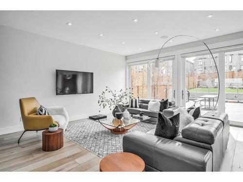 509 31 Avenue Ne, Calgary, AB - Indoor Photo Showing Living Room