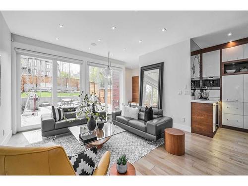 509 31 Avenue Ne, Calgary, AB - Indoor Photo Showing Living Room